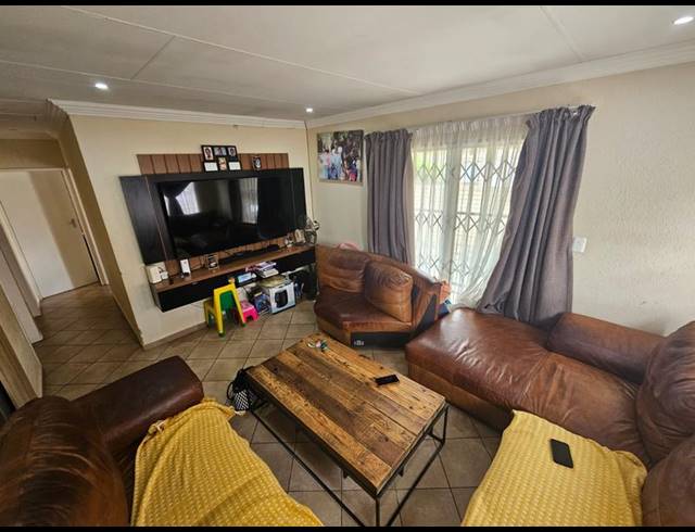 3 BEDROOM TOWNHOUSE FOR SALE IN ANDEON